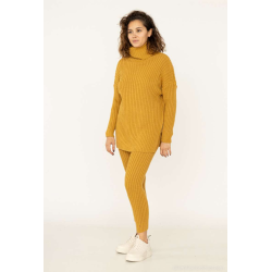 To-delt st med hjhalset sweater og bukser