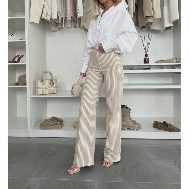 Jeans med str�k og vidde i benene