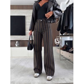 Jeans med vidde i benene og masser af str�k