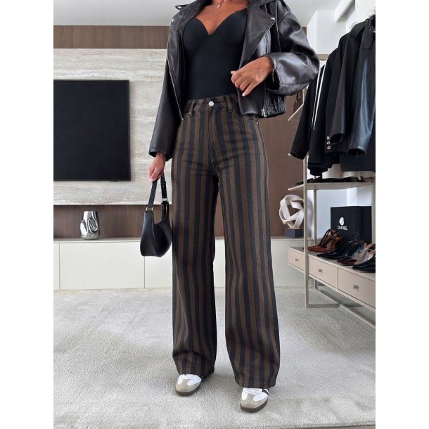 Jeans med vidde i benene og masser af str�k
