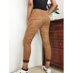 Bukser i "ferskenskind" med for lommer