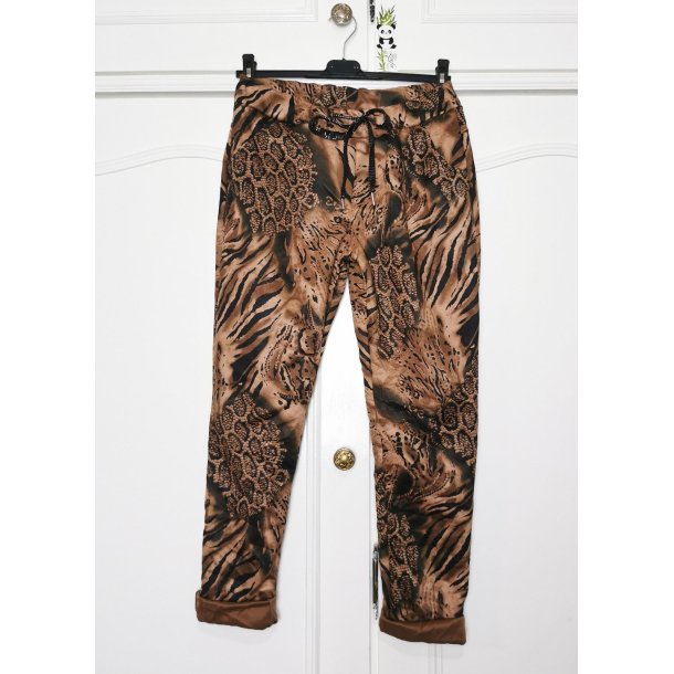 Bukser i "ferskenskind" med masser af strk