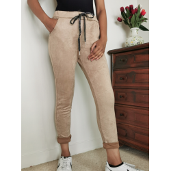 Bukser i "ferskenskind" med for lommer