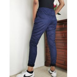 Bukser i "ferskenskind" med for lommer