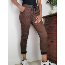 Bukser i "ferskenskind" med for lommer