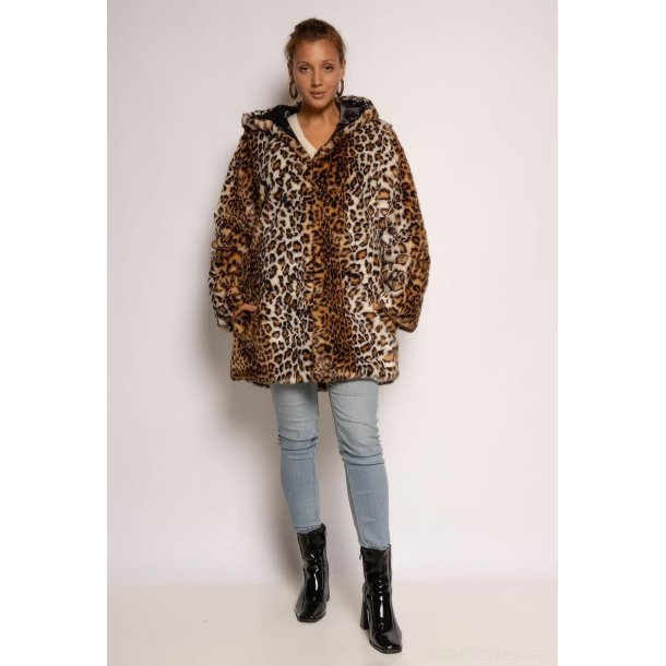Frakke i leopard pels med htte